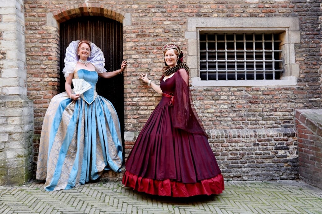 Vriendinnen Gitte en Debby in de historische kleding (Foto: Koos Bommelé)