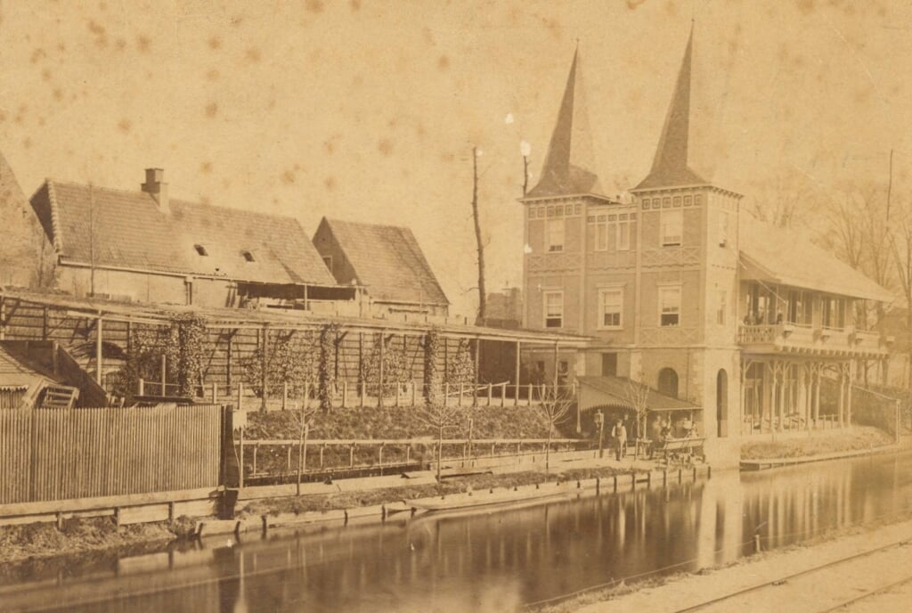 Het ‘Jeneverkerkje’ was de bakermat van DSC. Het brandde in 1876 af, waarna Sociëteit Phoenix werd gebouwd
