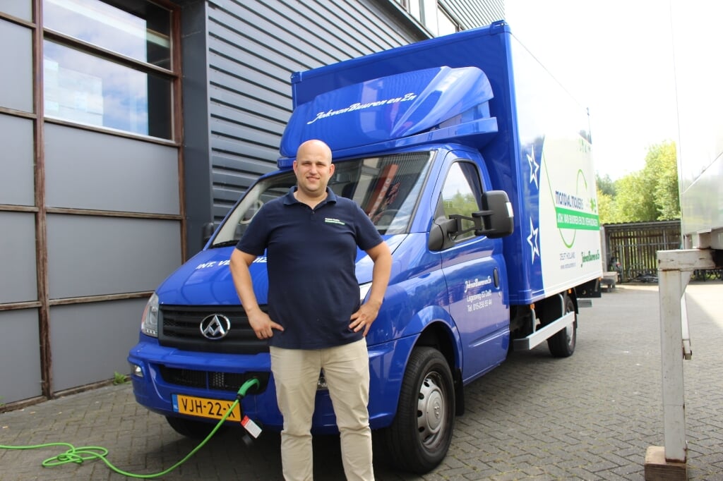 Joshua van Buuren is blij met zijn elektrische vrachtwagen. (Foto: EvE)