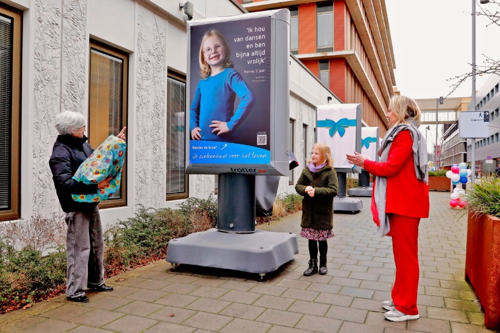 De 5-jarige Fenna onthult haar billboard aan Karin Schrederhof en Carina Hilders (Foto: Koos Bommelé)