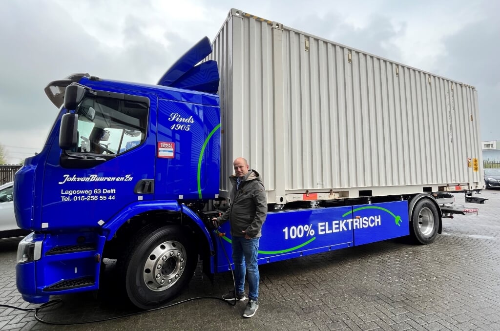 Joshua van Buuren is trots op de nieuwe elektrische wagen voor het grotere verhuiswerk. (Foto: PR)