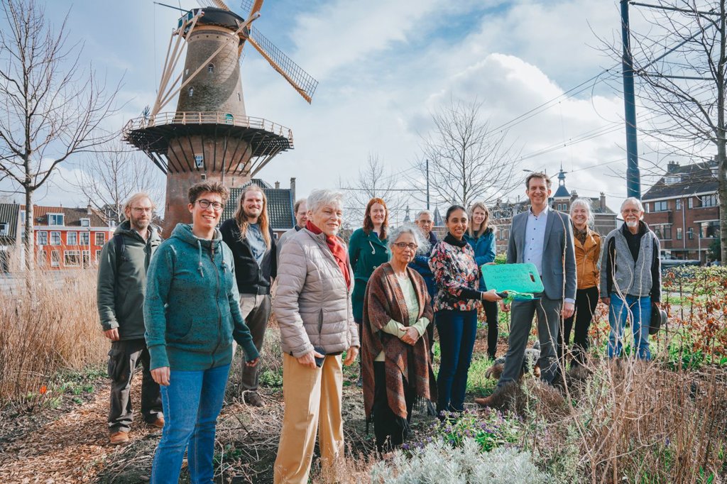 De prijswinnaars samen met wethouder Van Vliet, Stichting Groenkracht en de andere planindieners (Foto: Glenn van Haasen/ UNIQUE STUDIOS) 