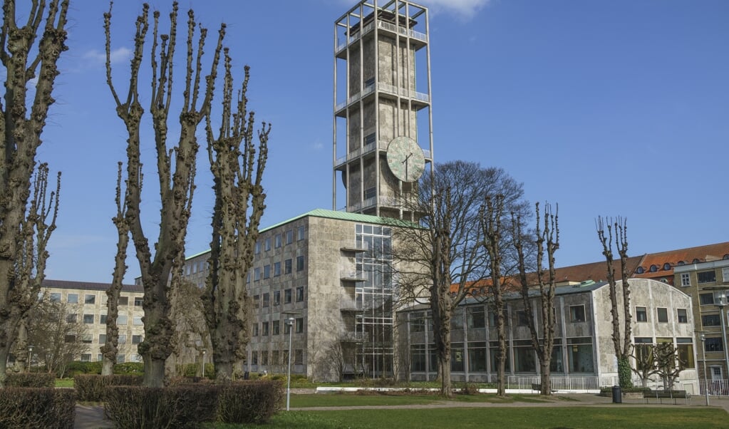 Et af Arne Jacobsens mest omdiskuterede bygningsværker har gennem årene været Aarhus Rådhus, der blev tegnet i samarbejde med kollegaen Erik Møller i 1939-1942. Skuffelsen over kunstudsmykningen på rådhuset blev en vigtig læring for Arne Jacobsen, der ikke måtte gentage sig. I fremtidige projekter, som Rødovre Rådhus, ser vi, hvordan han insisterede på at have det sidste ord - også når det gjaldt udsmykningen. (Scanpix Denmark)