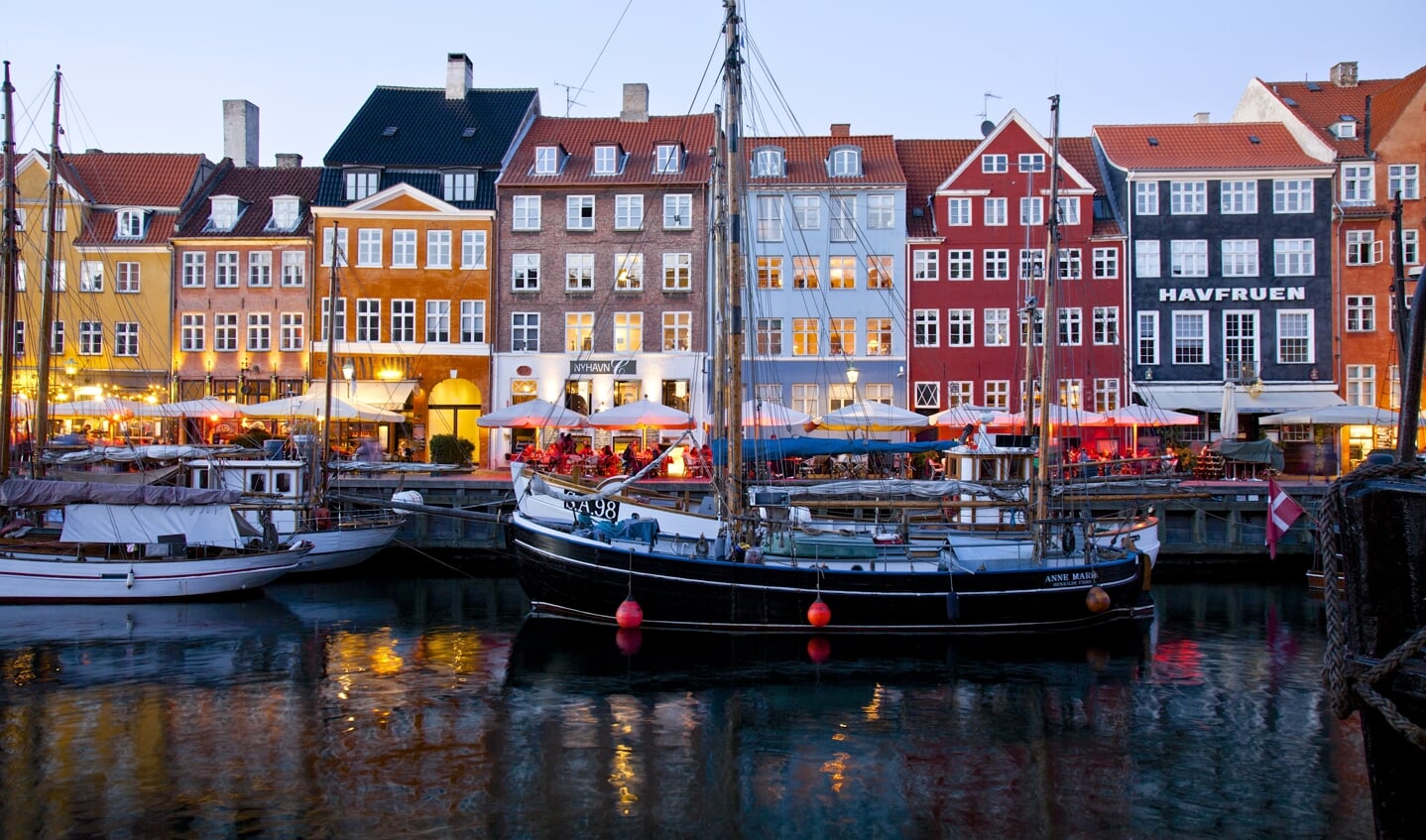 Københavns Nyhavn tiltrækker masser af turister om sommeren. Foto: