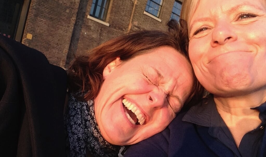 Kirsten Bertelsen og Mette Korsgaard er de bedste veninder - og dem behøver man ikke nødvendigvis se godt ud sammen med på en selfie, som Mette (th.) bemærker.   ( Mette Korsgaard)