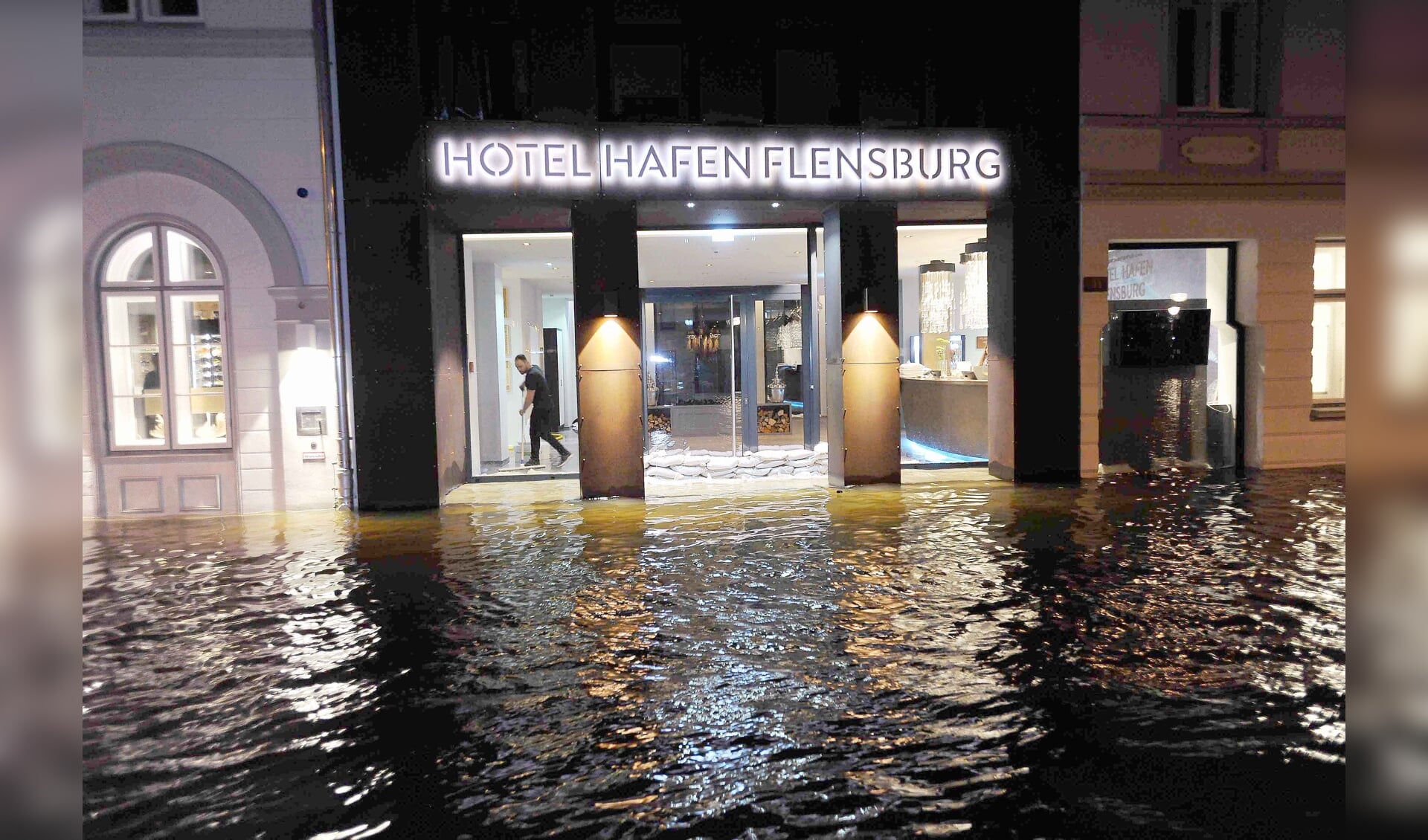 Decemberstormfloden fra 2017 var et sandt mareridt for blandt andre det nyåbnede Hotel Hafen Flensburg. Evoke-projektet skal forebygge konsekvenserne af stormfloder, der er værre. Foto: Karsten Sörensen