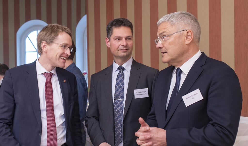 Daniel Günther (CDU), til venstre, til den årlige generalforsamling i den regionale arbejdsgiverforening sidste år. Midtfor er det direktør Fabian Geyer, der flankeres af formand Norbert Erichsen. Fabian Geyer er meget utilfreds med Flensborg-forvaltningens ageren i erhvervspolitikken. ( Tim Riediger.)