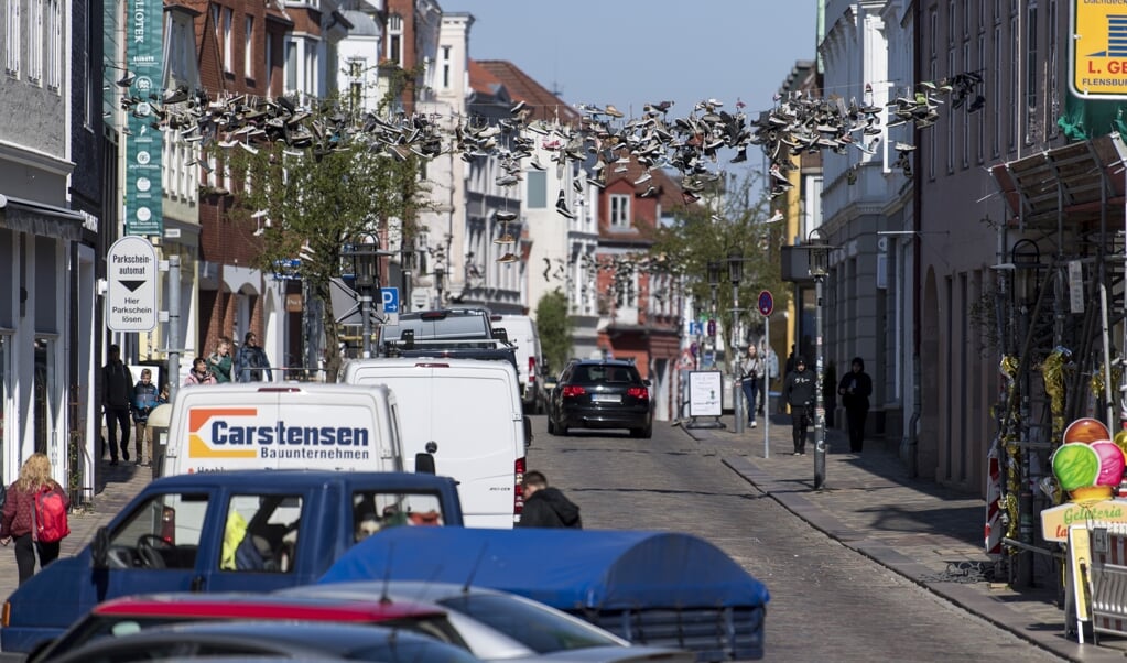 <p>Der Autovekehr soll aus der Norderstraße zu großen Teilen raus. Vier Fraktionen im Rathaus ist der Vorschlag der Verwaltung zu langsam, um das schnell zu erreichen. Arkivfoto: Martin Ziemer</p> (Martin Ziemer/nordpool)