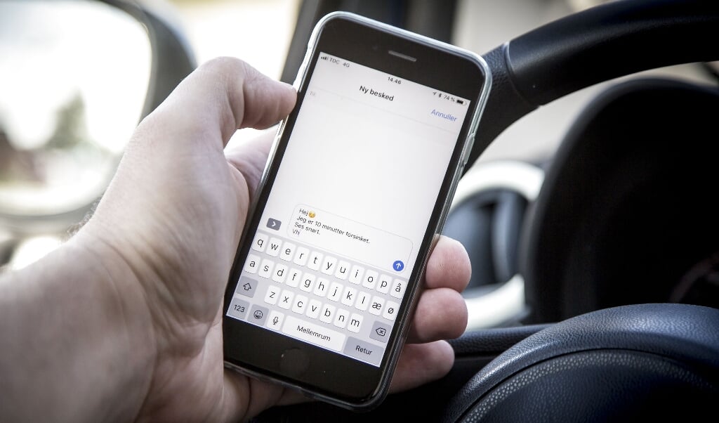 Det kan give en bøde, hvis man bruger håndholdt mobiltelefon, mens man kører bil. I en uge i september sigtede politiet flere end 800 for at bruge håndholdt kommunikationsudstyr. (Mads Claus Rasmussen/Ritzau Scanpix)