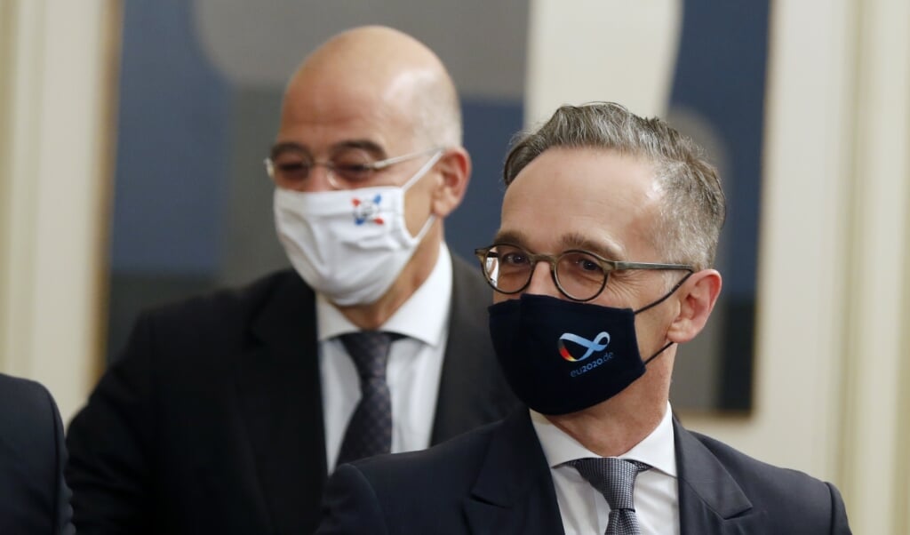 Den græske udenrigsminister Nikos Dendias sammen med sin tyske kollega, Heiko Maas, ved et tidligere møde. Arkivfoto: Thanassis Stavrakis/AP/dpa. (dpa)