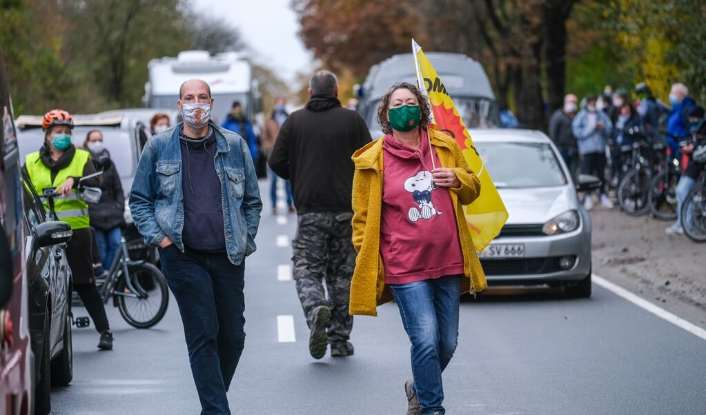 I slutningen af oktober havde hundredevis af borgere samlet sig med biler foran deponiet Balzersen i Harreslev for at demonstrere mod en mulig deponering. (Arkivfoto: Sven Geißler)