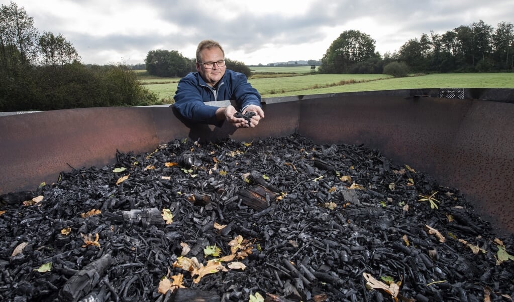 Henning Knutzen arbejder for humusopbygning i jorden, da den binder binder kulstoffet, der bliver til det klimaskadelige CO2, hvis det frisættes i luften. Med til regenerativt landbrug kan også høre såkaldt biokul skabt af levende hegn. Det kan blandes i foderet eller i gyllen og tilfører jorden kulstof. ( Tim Riediger)