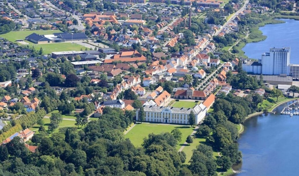 Omkring Augustenborg slot voksede et helt bysamfund op. Man ser tydeligt den gamle hovedgade ved slottet.  (Arkivfoto)