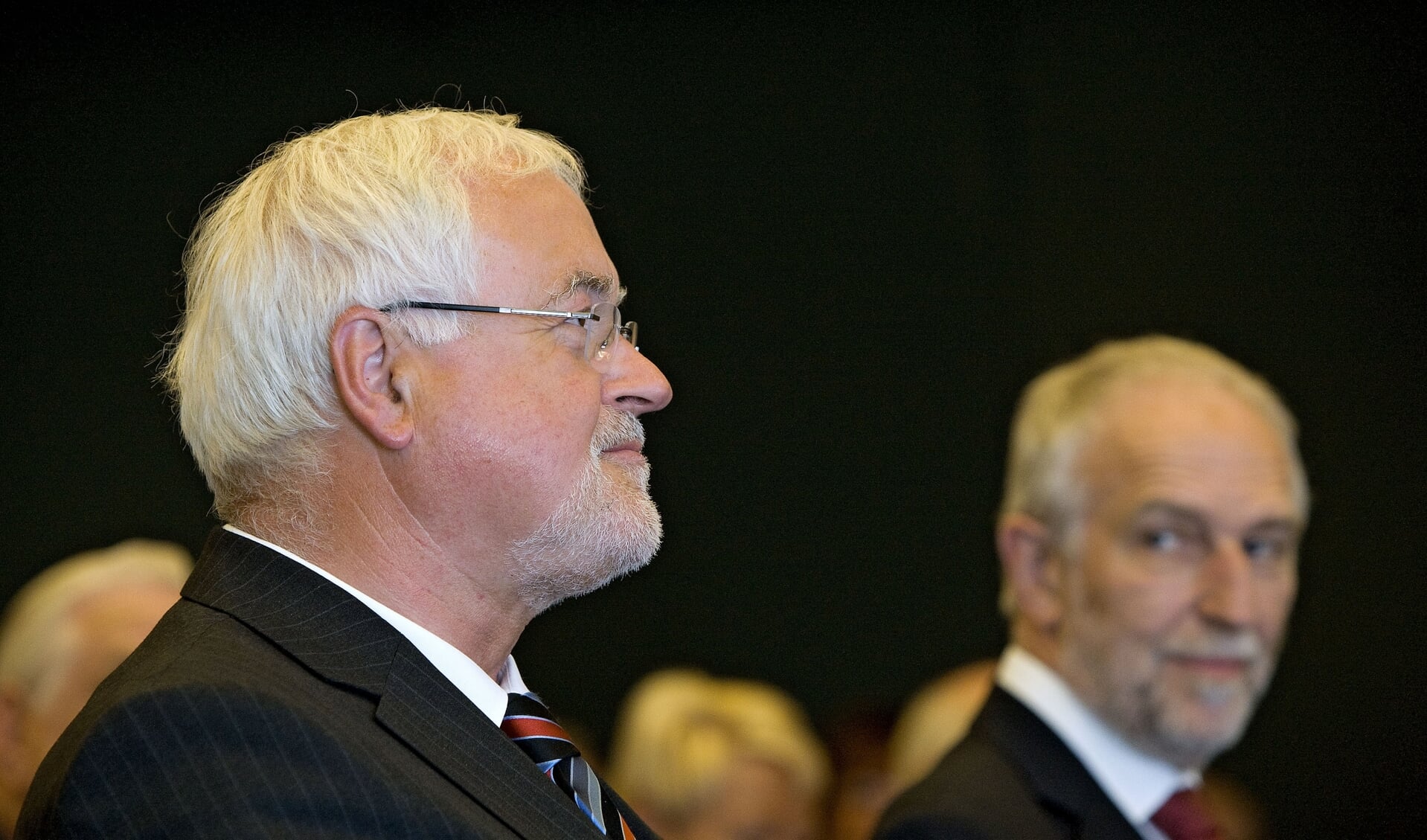 »Our best friend in Flensburg«. Sådan omtalte Slesvig-Holstens tidligere ministerpræsident Carstensen generalkonsul Henrik Becker-Christensen (i baggrunden) over for statsminister Anders Fogh Rasmussen - i generalkonsulens påhør.
Senere gik hjerteligheden fløjten, konstateres det nøgternt i bogen.