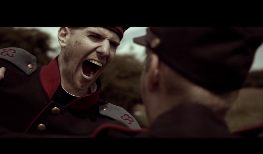 In einem Videoclip der Europauniversität sieht man, wie sich deutsche und dänische Soldaten auf dem Schlachtfeld in Kommilitonen auf dem Flensburger Campus verwandeln. Screenshot: EUF (Screenshot EUF)