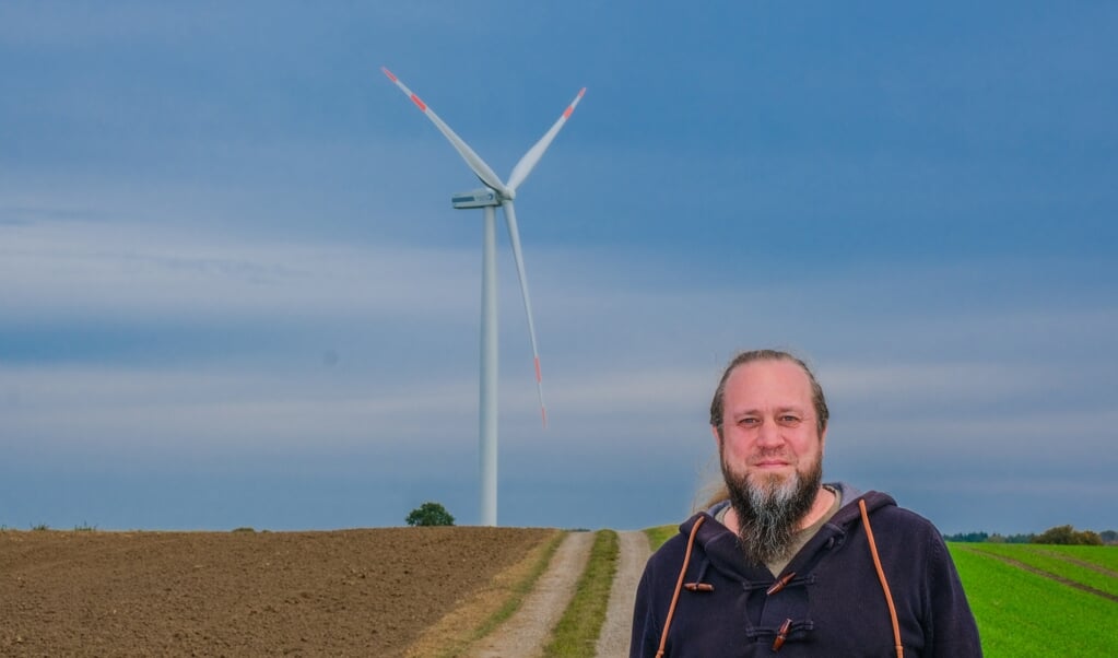 Det var her i Holtsee tæt på Egernførde, at en havørn fandt sit endeligt efter kollission med en vindmøllevinge. Frank Dreves fra Seeadlerschutz Schlei kæmper for, at vindmøller kun skal stå der, hvor de ikke skader de store rovfugle. ( Sebastian Iwersen)