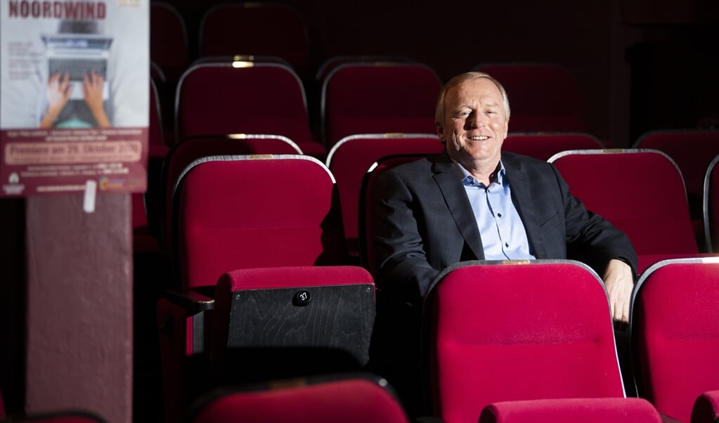 Teaterchef Rolf Petersen i studioteatret, hvor der trods coronapandemien snart skal opføres "Good gegen Noordwind", som det fremgår af plakaten. ( Kira Kutscher)