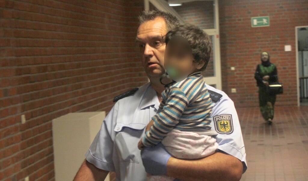Wenn Not am Mann war, sprang Bundespolizist Jürgen Henningsen auch schon mal als Babysitter ein. Humanitäre Hilfe und normaler Polizeidient gingen im Herbst 2015 Hand in Hand. Archivfoto: Hanspeter Schwartz, Bundespolizei (Hanspeter Schwartz/Bundespolizei)