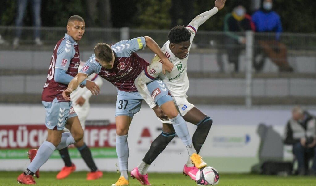 Duelle zwischen dem SC Weiche Flensburg 08 und dem Hamburger SV II sind häufig eng, verbissen geführt und umkämpft. ( Tim Riediger)