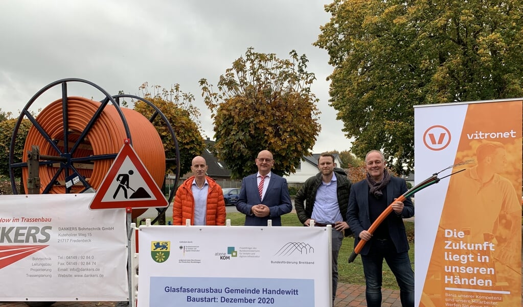 Fra venstre er det Sven Schneider (innogy SE), Dirk Moysich (net services), Jan Rathje (vitronet) og Hanveds borgmester, Thomas Rasmussen, som symbolsk gør klar til byggestarten i december. Patric Hehne, Gemeinde Handewitt (privat)