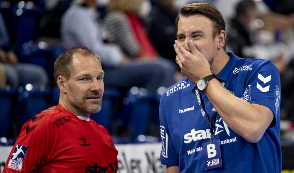 Für den THW Kiel und Trainer Filip Kicha hat Mattias Andersson (l.) sich nochmal ins Tor gestellt.  Axel Heimken/dpa   (dpa)