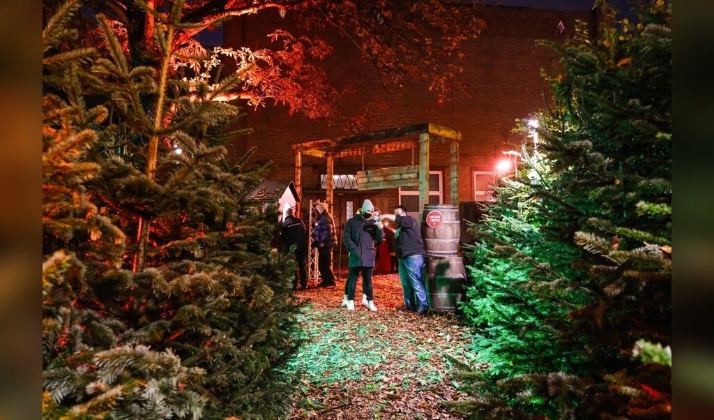 Området ved Deutsches Haus var egentlig pyntet op med juletræer, boder og varmelamper, så gæster kunne nyde punch og julestemning. I stedet vil det nu være muligt at købe et juletræ i skoven, som man selv skruer løs. (Sven Geißler)