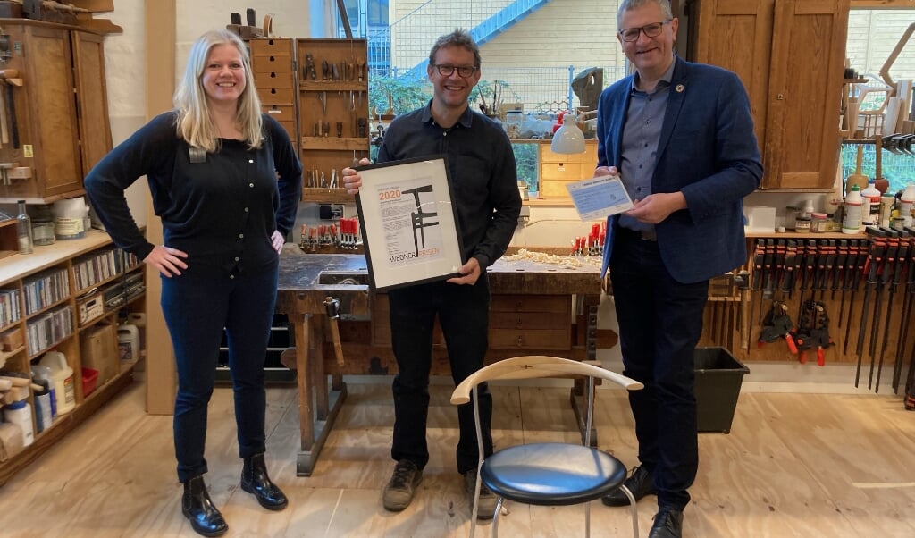 Anne Blond (t.v.), Rasmus Fenhann og borgmester Henrik Frandsen ved prisoverrækkelsen. ( Tønder Kommune)