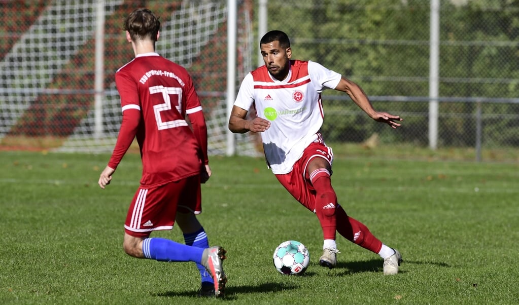 <p>Tanju Hassanoglou (r.) sah zu Beginn der zweiten Hälfte die Ampelkarte, konnte sich aber über einen Sieg für DGF freuen.</p> ( Martin Ziemer)