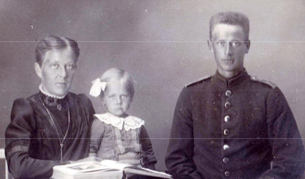 Jens Frederik Heise på orlov hjemme hos hustruen Kathinka og den ældste datter, Didde. Det var under en orlov, at han deserterede fra den tyske hær. (Privatfoto)