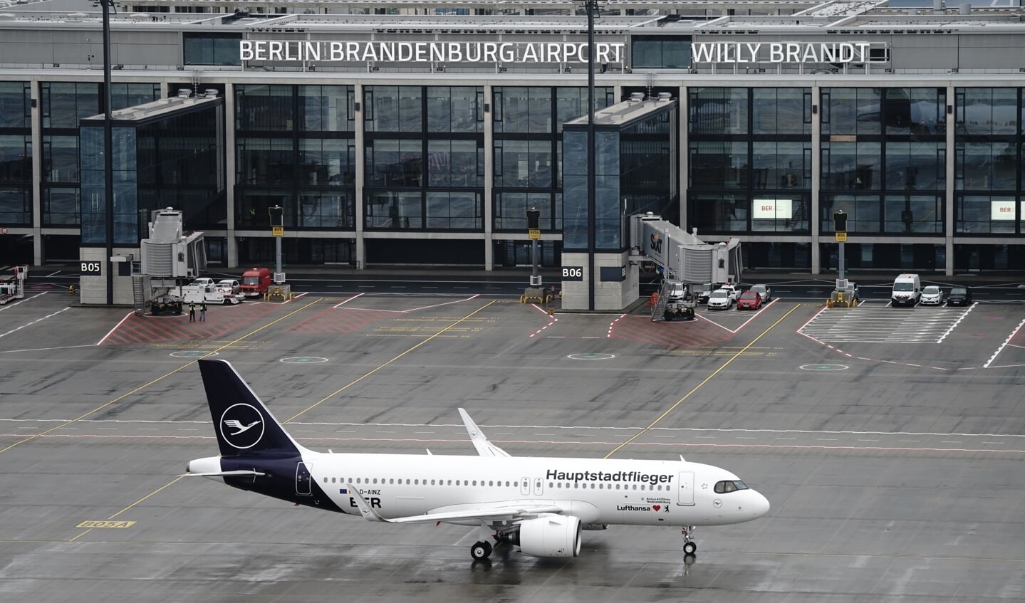 Lørdag kunne de første fly lette og lande i Berlins nye lufthavn, der har været et af de mest kaotiske projekter i nyere tid. Foto: Kay Nietfeld/dpa POOL/dpa.