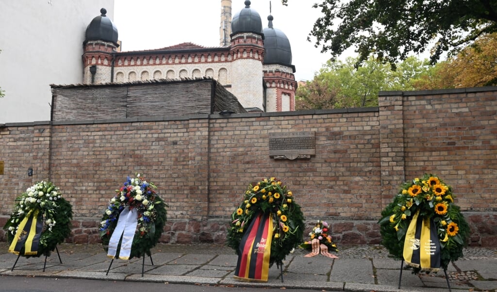 Den niende oktober var årsdagen for angrebet på synagogen i Halle, hvilket blev markeret med kranse.  Hendrik Schmidt/dpa.  (dpa)