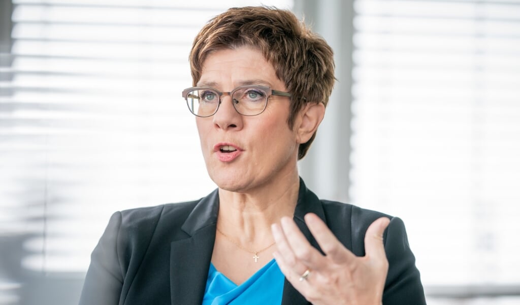 For øjeblikket er der for mange konspirationsteorier i spil i Tyskland, siger Annegret Kramp-Karrenbauer. Michael Kappeler/dpa. (dpa)