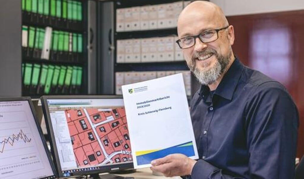 <p>Jasper Thiesen, Vorsitzender des Gutachterausschusses, hält den neuen Immobilienmarktbericht in der Hand.</p> (Kreis Schleswig-Flensburg)