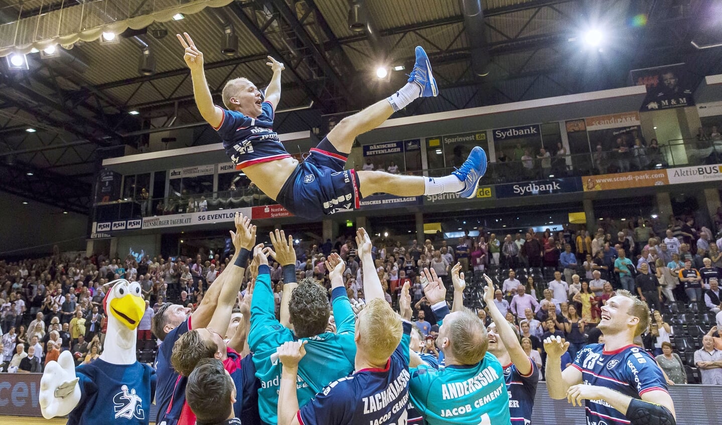 Holdkammeraterne i SG Flensburg-Handewitt hyldede Anders Eggert i 2017 efter hans sidste kamp i Flens-Arena.  