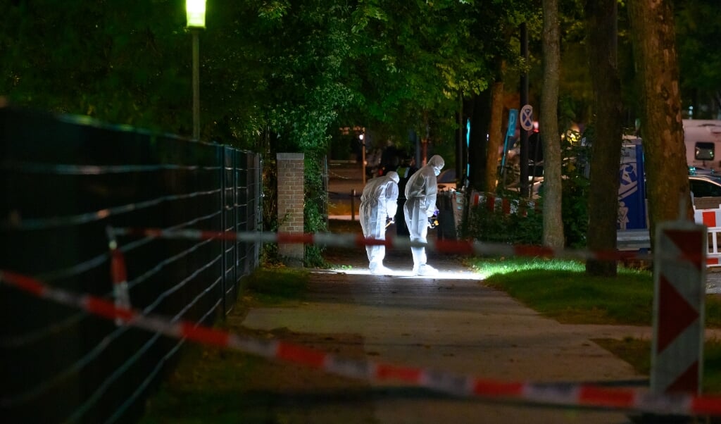 Politiets teknikere undersøger området uden for synagogen, hvor den 26-årige blev slået ned med en feltspade.  Jonas Walzberg/dpa.  (dpa)