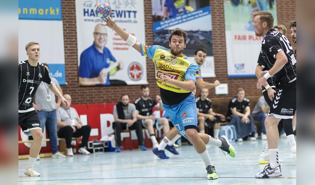 Stregspiller Marcel Möller (i midten)og DHK Flensborg skall trække i trøjen igen. Der venter oprykningskampe mod SG Flensburg-Handewitt II. ( Lars Salomonsen)