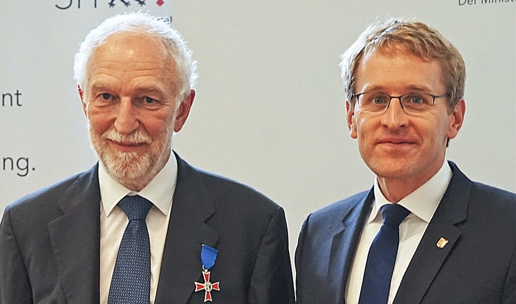 Henrik Becker-Christensen sammen med ministerpræsident Daniel Günther, der har overrakt Verdienstorden des Landes Schleswig-Holstein. (Historisk Samfund for Sønderjylland)