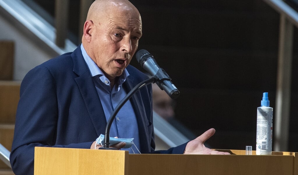 <p>- Vi vil ikke have en ja tak-forsamling - vi vil have et valg, forklarer Paul Salwik, at han stillede op til formandsvalget i Skoleforeningen.</p> ( Tim Riediger)