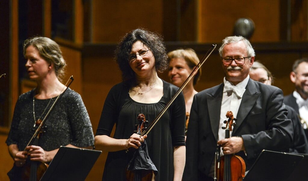 Liudmila Lysenko (i forgrunden) fra første violin-gruppen i Sønderjyllands Symfoniorkester. Til venstre er det Maria Mose Christensen og til højre Peter Fievé. (Hans Christian Davidsen)