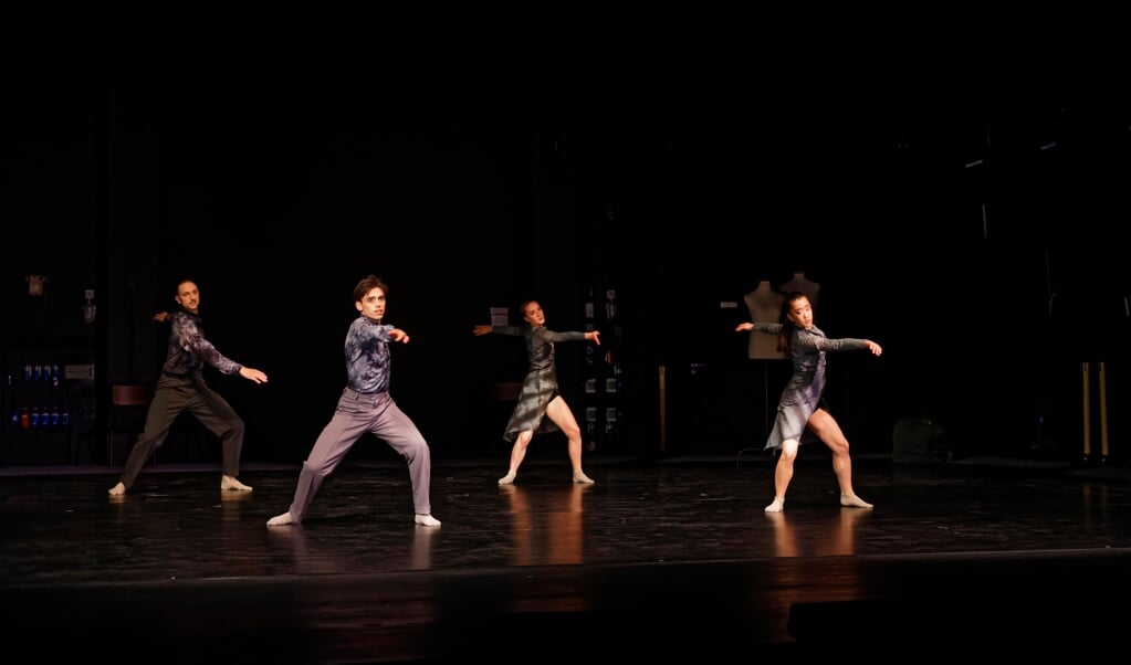Timo-Felix Bartels, Pol Andrés Thió, Mackenzie Brousson og Riho Otsu (fra venstre) i forestillingens første kapitel. ( Landestheater)