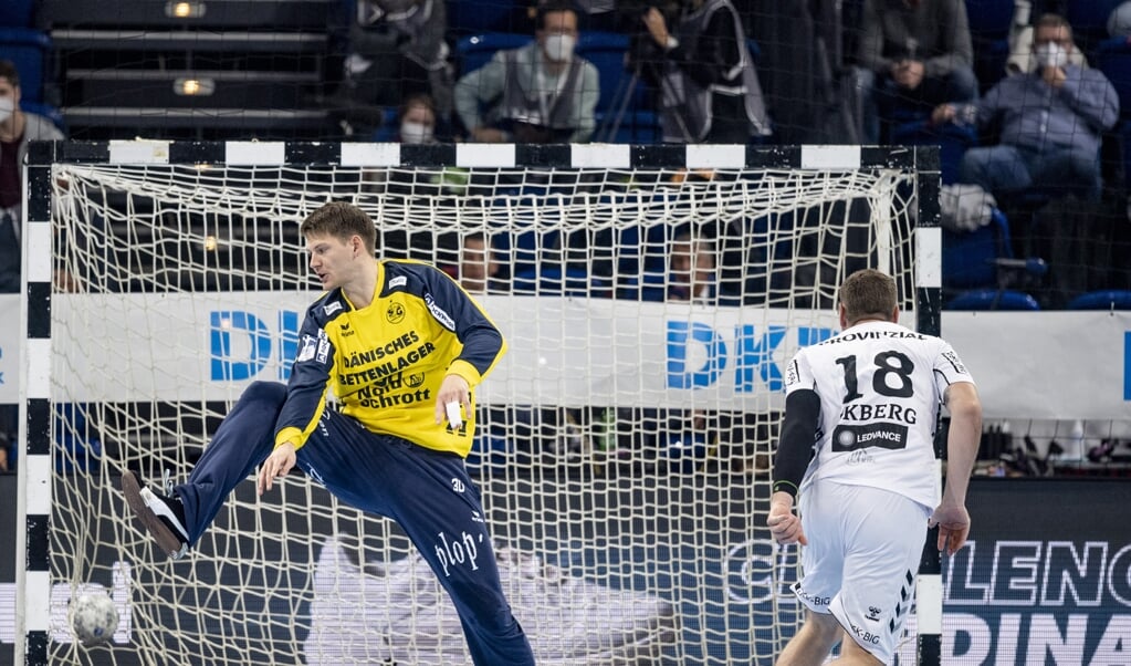 Torbjørn Bergerud hatte mit seiner SG das Nachsehen gegen Niclas Ekberg und den THW. ( Axel Heimken/dpa)