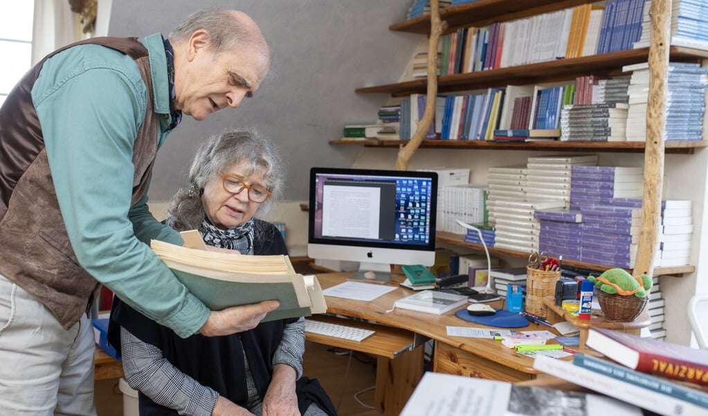 <p>Michael og Eva Frensch driver forlaget Novalis. Deres bogoplag ligger mellem 500 og 2000 bøger. Slet ikke et antal, som kan måle sig med de store forlag, som sprøjter populære titler ud på massemarkedet. Mens de brænder for deres virksomhed, erkender de også, at det ikke er noget, man bliver rig af.</p> ( Tim Riediger)