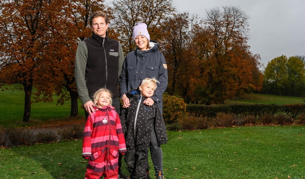 Kasper, Rikke, Mimi og Viggo i deres store have i Nyhus, hvor 50 grantræer blev fældet for at skabe noget mere lyd og luft. Familien har knoklet, for at få hus og hjem renoveret efter deres smag og behov med to mindre børn. ( Sven Geissler )