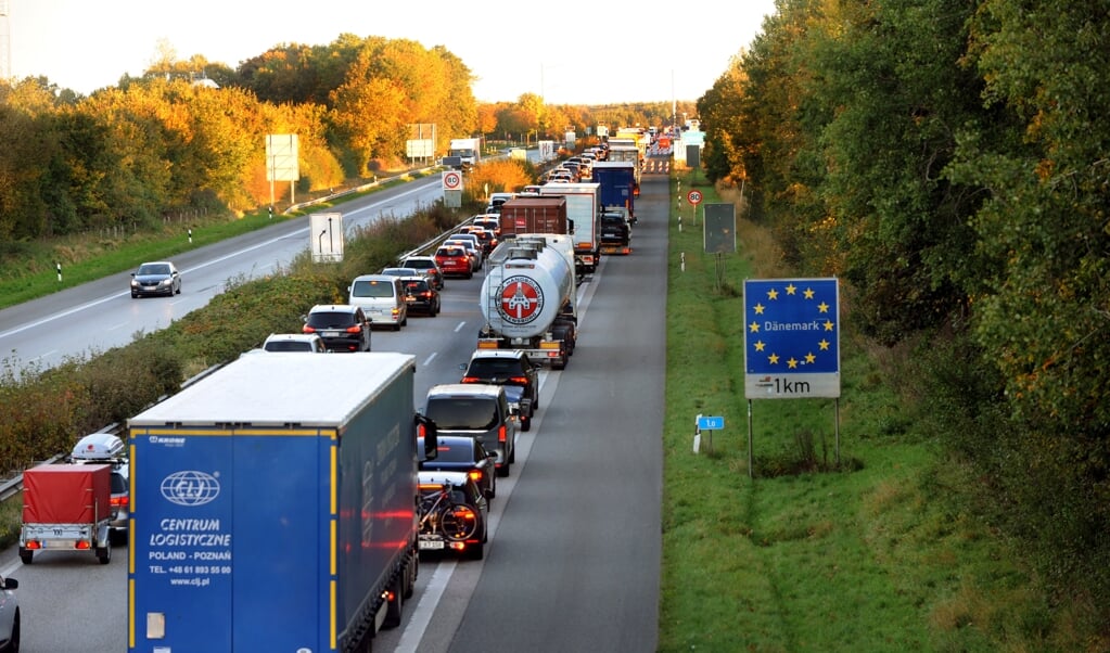 <p>Tidligt morgen lørdag var der tre kilometers trafikprop ved grænseovergangen ved Ellund. </p> ( Karsten S?rensen )