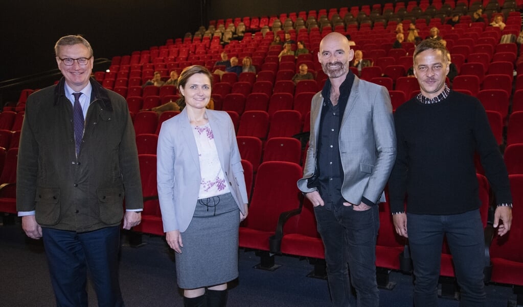 Den danske generalkonsul Kim Andersen (yderst til venstre) og Flensborgs overborgmester Simone Lange deltog i gallapremieren i UCI Kinowelt i Flensborg sammen med den danske instruktør Kasper Torsting og den tyske stjerne-skuespiller Tom Wlaschiha. (Tim Riediger)
