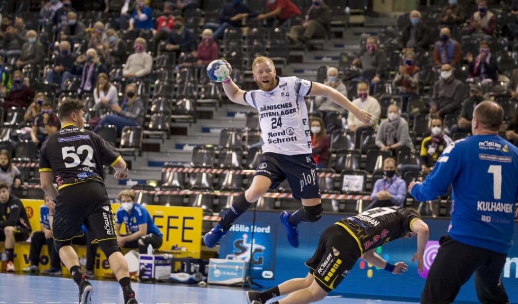 Weitere Termine stehen für Jim Gottfridsson (Mitte) und die SG Flensburg-Handewitt in der Bundesliga fest. ( Lars Salomonsen)
