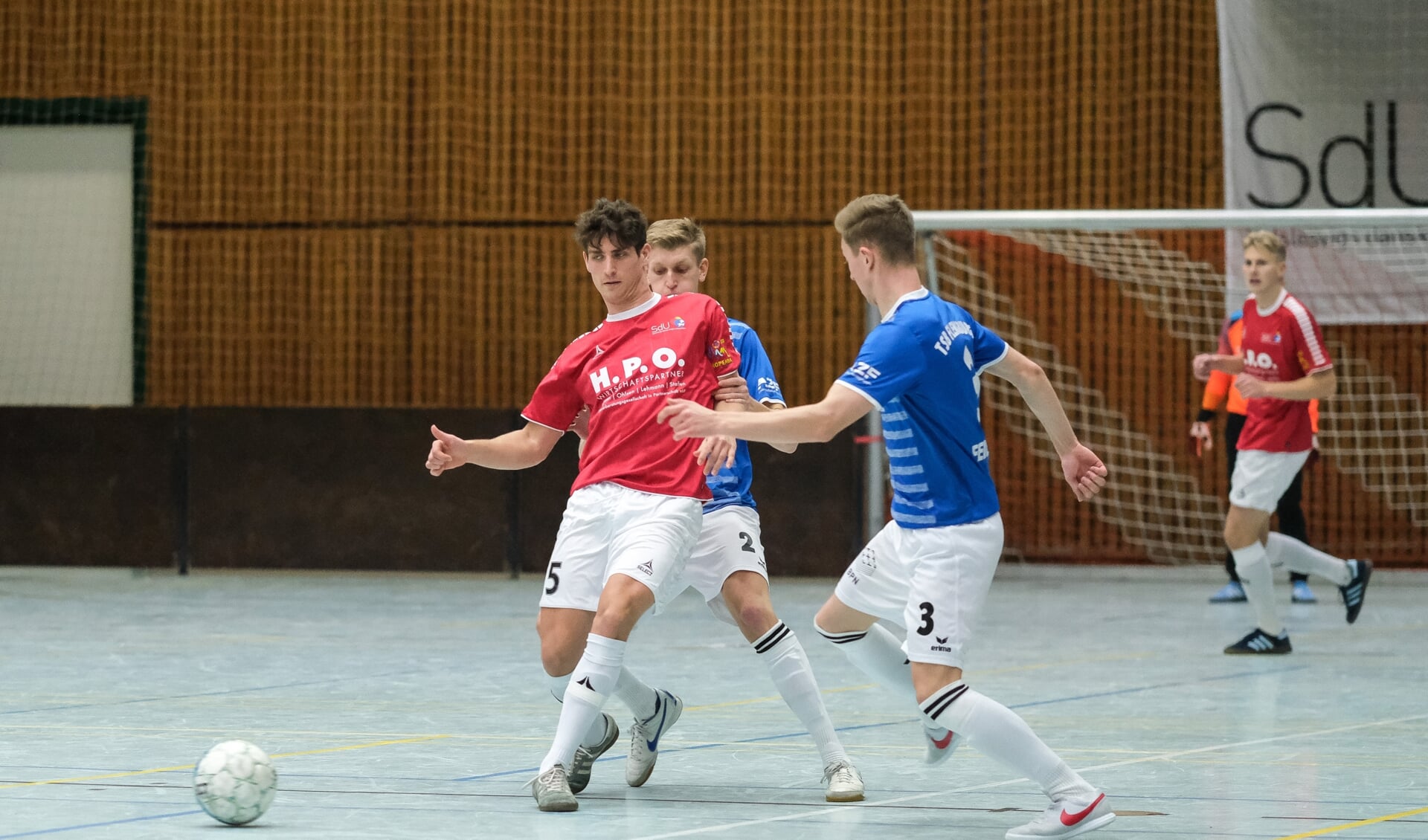 Både TSB Flensburg (i blåt) og Det Sydslesvigske Fodboldlandshold er igen med, når Flensborg Avis Cup finder sted i Idrætshallen fredag.