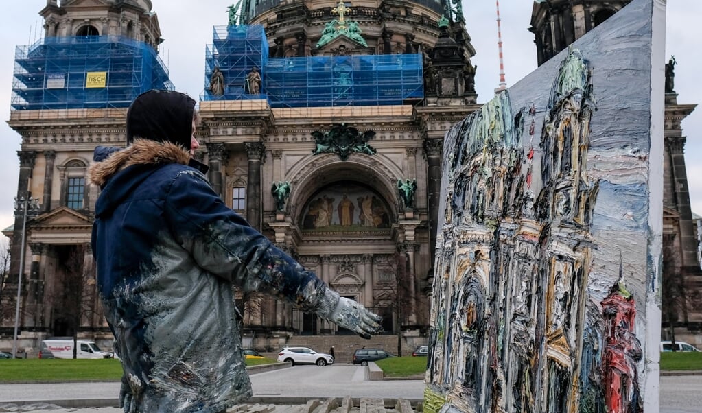 Der Berliner Maler Christopher Lehmpfuhl malt im Lustgarten an einem Bild mit dem Berliner Dom. Der Künstler ist bekannt dafür, großformatige, farbintensive Bilder in der Öffentlichkeit bzw. im Freien zu malen. Am Donnerstag wurde er mit dem Kunstpreis der Schleswig-Holsteinischen Wirtschaft 2021 ausgezeichnet. (Archivfoto: Jens Kalaene, dpa)