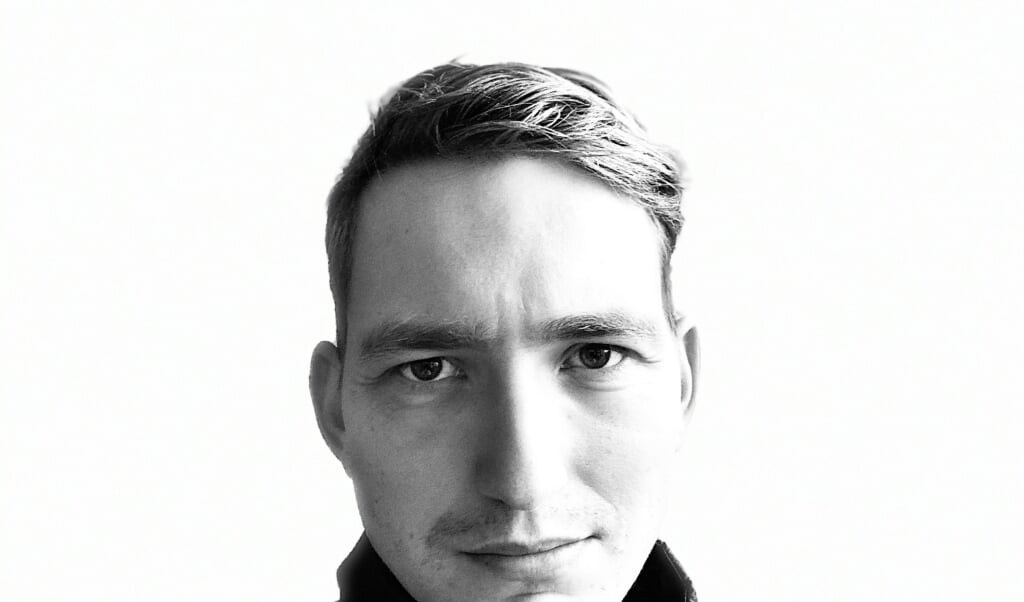 - Vi længes efter at bryde fri i en tid, hvor vi hele tiden skal performe, siger Jonathan Tylsgaard Larsen. ( Byens Forlag)