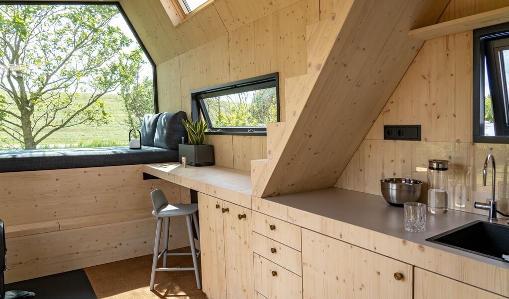 Udbyt spildpladsen, tænk flere funktioner ind i et rum. Ryd op. Ryd ud. Sådan lyder nogle af rådene til dig, der vil ned i boligareal. Her ses nedskaleringen i sin yderstes form: Et tiny house på 18 kvm fra Green Tiny Houses. Mindre kan det næppe gøres! https://www.greentinyhouses.com/ ( Green Tiny Houses, TMS Buesum)